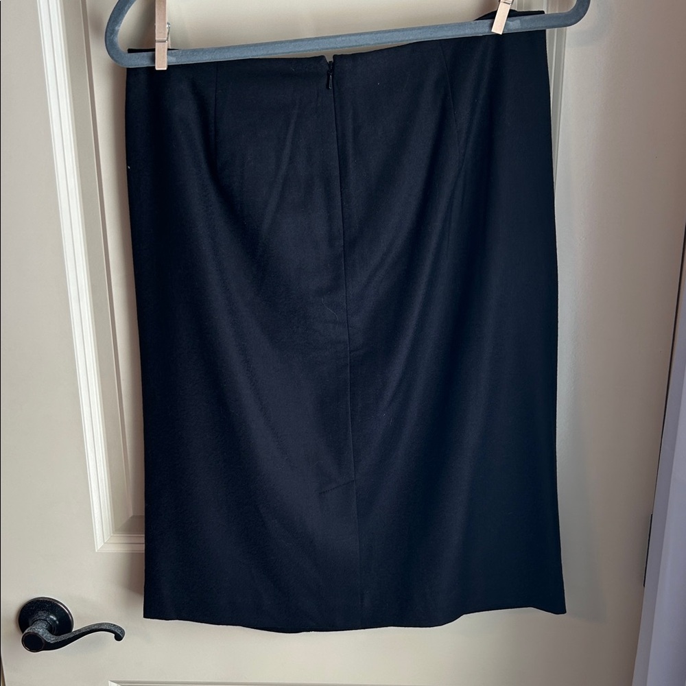 Banana Republic Black Pencil Skirt
#020 - Picture 4 of 5